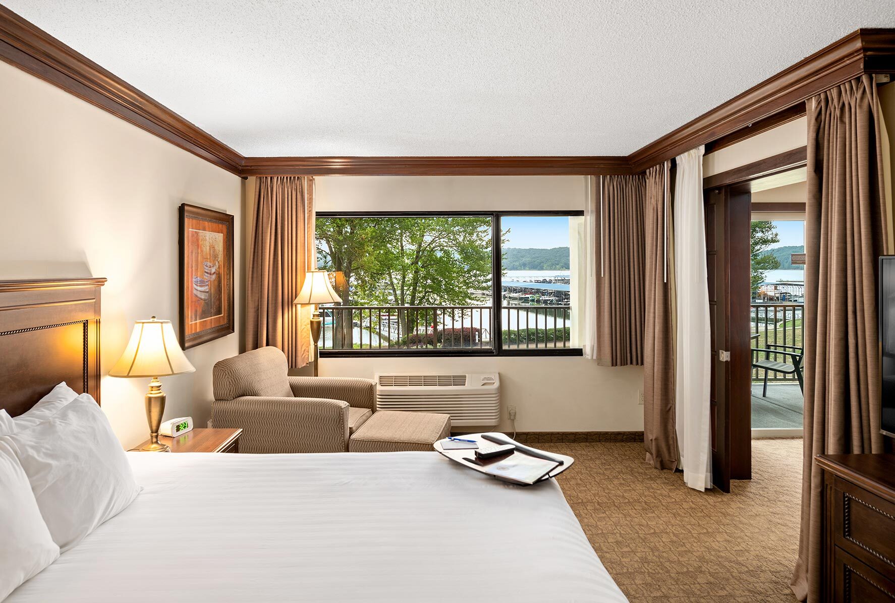 Lakeside Deluxe One Bedroom Suite overlooking Marina